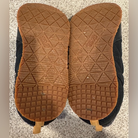 Barely Worn Teva ReEmber Mid Black Quilted Water Resistant Ankle Boot Sneakers - Picture 10 of 12